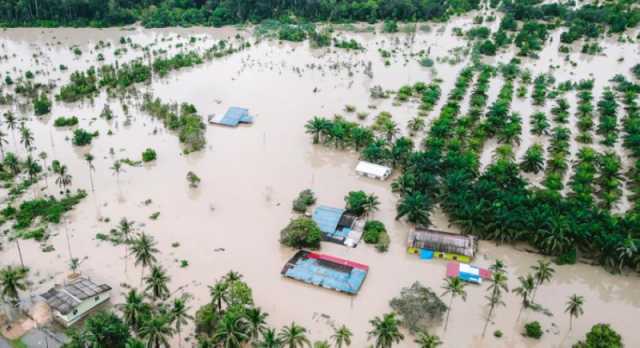فيضانات وانهيارات أرضية بإقليم 'نوسا تينجارا الغربية' الإندونيسي
