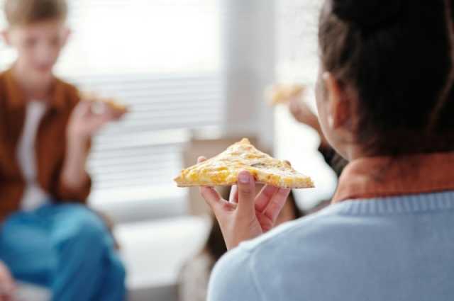 دراسة: الطعام العاطفي بالطفولة يسبب اضطراب الأكل بفترة المراهقة