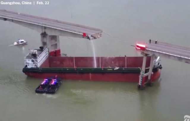 صور.. وفاة 5 أشخاص في اصطدام سفينة بجسر جنوب الصين