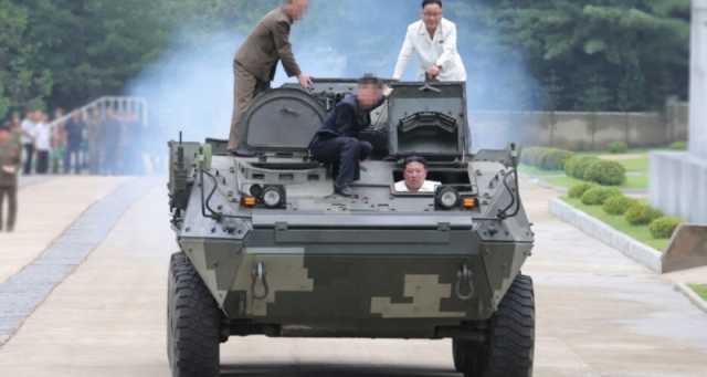 طالب بمحاكاة حرب فعلية.. زعيم كوريا الشمالية يشرف على عرض عسكري للدبابات