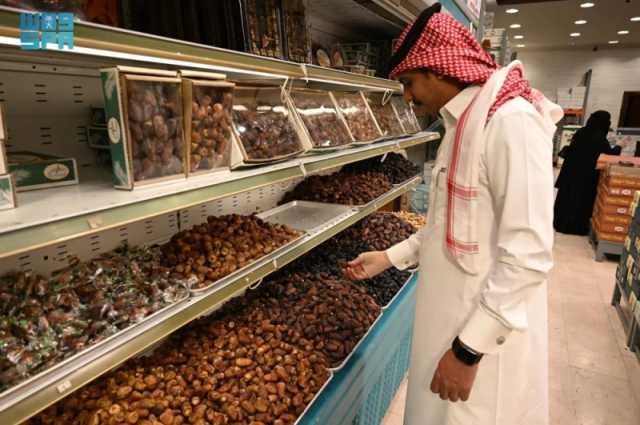 مع دخول رمضان.. إقبال كبير على التمور في أسواق الشرقية