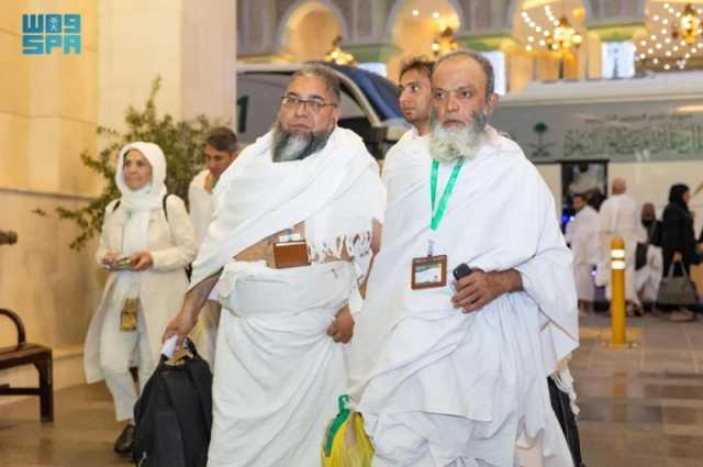 ضيوف 'برنامج خادم الحرمين' يصلون مكة المكرمة لأداء مناسك العمرة