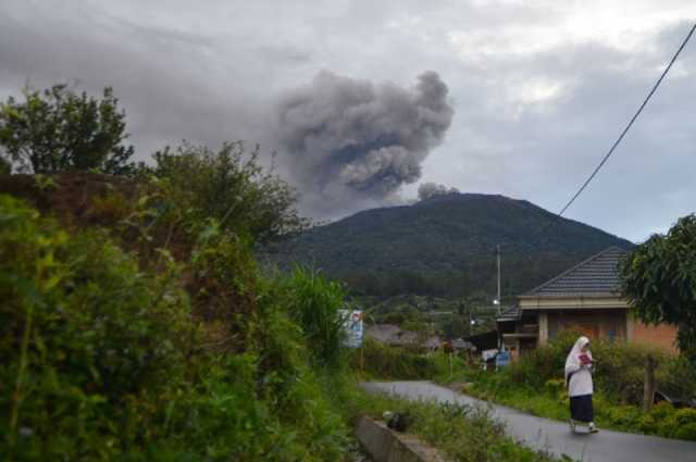 بركان 'إيبو' ينفث رمادًا لارتفاع 2000 متر