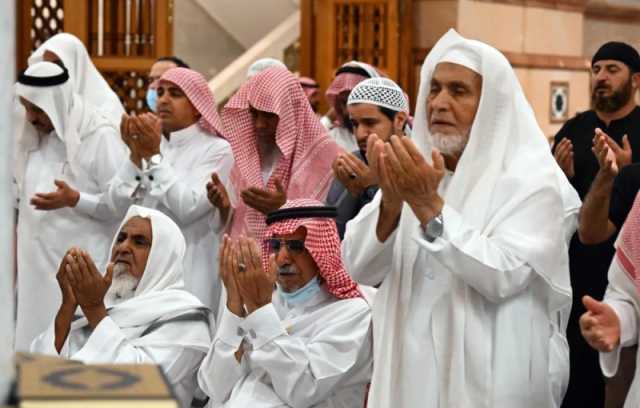 'حرماً آمناً'.. روحانية وخشوع يحفّان المصلين في رحاب المسجد النبوي