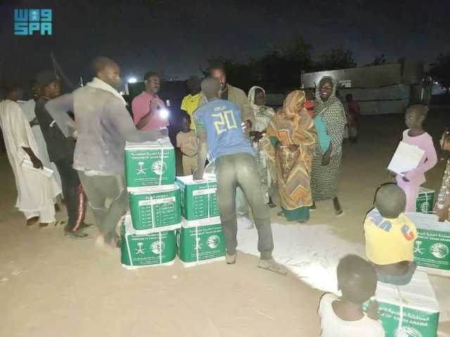 مركز الملك سلمان للإغاثة يوزع 1.116 سلة غذائية بولاية سنار في السودان