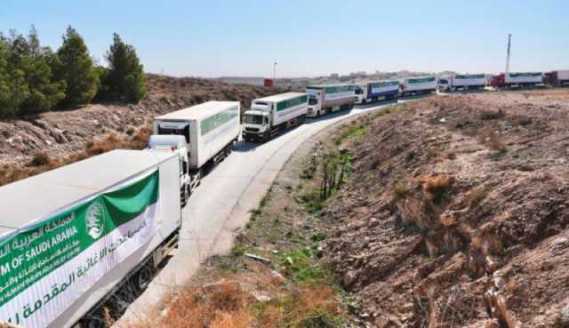 صور| أولى طلائع الجسر البري الإغاثي السعودي تتجه إلى سوريا عبر الأردن