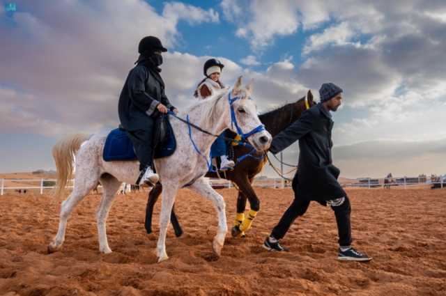 شاهد| مغامرة استكشاف الصحراء في 'دونز أوف آريبيا' بالجمال والخيل