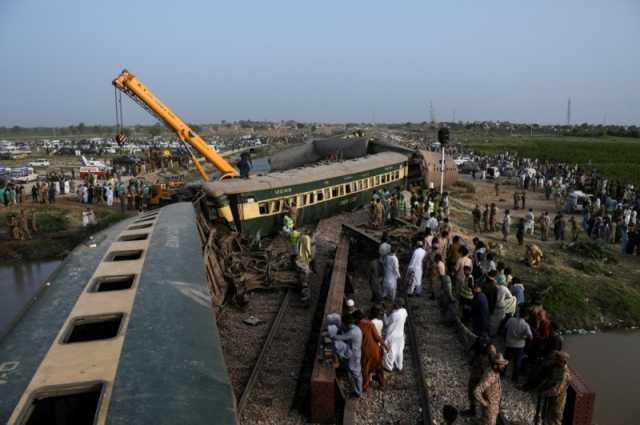 خرج عن مساره.. ارتفاع حصيلة حادث قطار باكستان إلى 30 قتيلاً و80 مصابًا