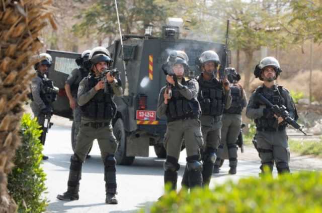 قوات الاحتلال الإسرائيلي تداهم عدة منازل وتعتقل 5 فلسطينيين