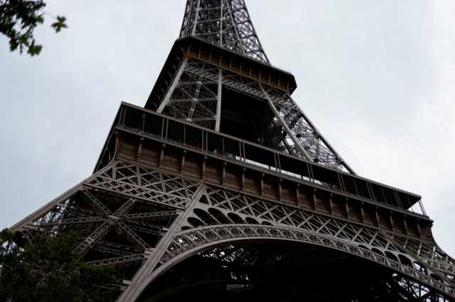 عاجل: إخلاء برج إيفل وسط باريس بسبب إنذار بوجود قنبلة