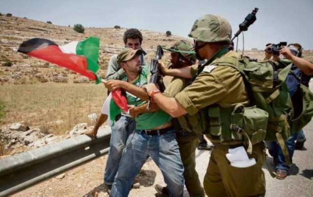 في حماية قوات الاحتلال.. مستوطنون يعتدون على الفلسطينيين بمدينة نابلس