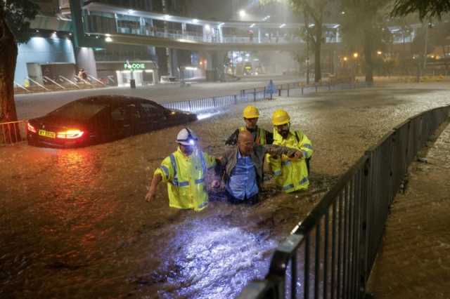 الأمطار الغزيرة تصيب الحياة في هونج كونج بالشلل