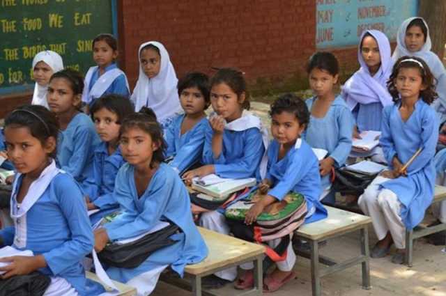 إغلاق 56 ألف مدرسة في باكستان.. اعرف السبب