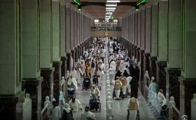 'الشؤون الدينية' تنبه قاصدي المسجد الحرام من الانشغال بالتصوير 