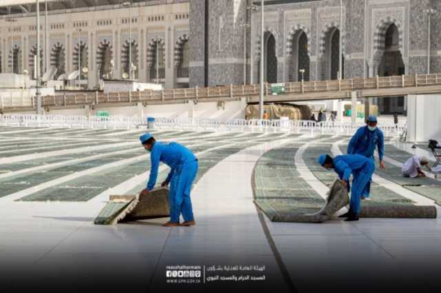 بالصور.. غسل سجاد المسجد الحرام في 5 مراحل