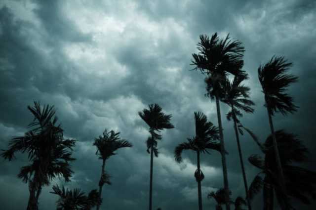 الإعصار تيج يتراجع لعاصفة في بحر العرب