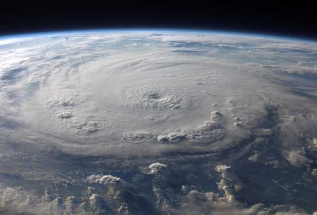 شديد الخطورة.. تحذيرات واستعدادات عُمانية لتأثيرات الإعصار تيج