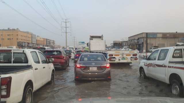 صور|أمطار الشرقية تعطل المرور وتزيد معاناة المواطنين