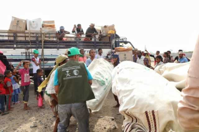 'سلمان للإغاثة' يوزع مساعدات غذائية وإيوائية في اليمن وباكستان
