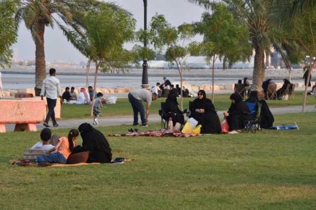 صور| اعتدال الأجواء والإجازة تجذب الزوار للواجهات البحرية في الشرقية