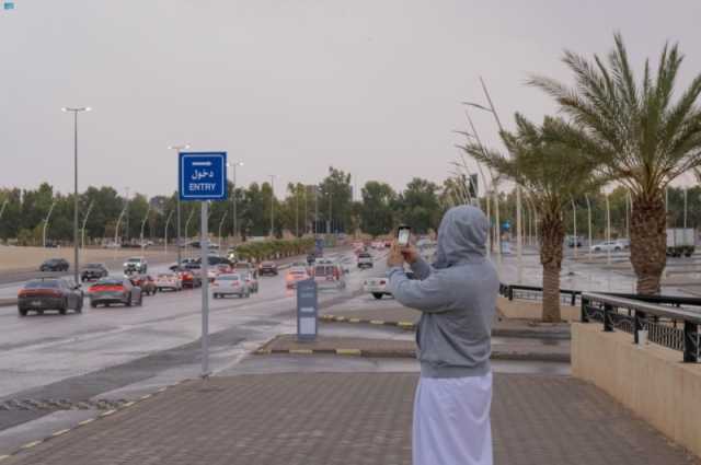 أهالي عرعر يستمتعون بالأمطار ويوثقون أجمل اللحظات