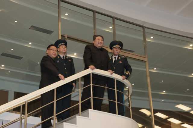 زعيم كوريا الشمالية يفحص صورًا من قمر صناعي للتجسس.. ماذا وجد؟