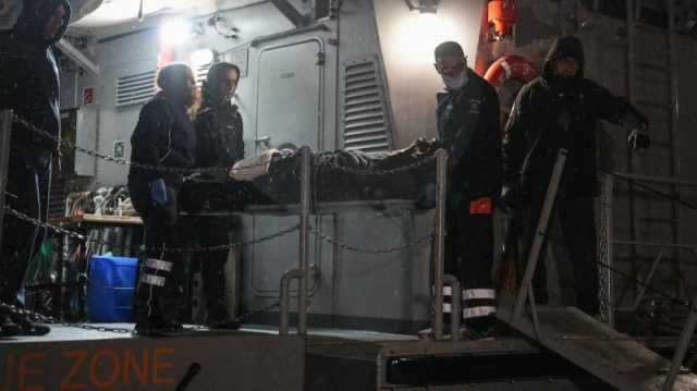 اليونان.. مصرع بحار وفقدان 12 في غرق سفينة شحن