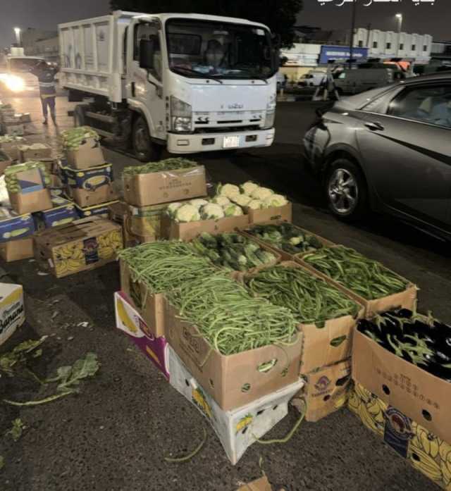 جدة.. حملة لإزالة البسطات العشوائية ومصادرة 4 أطنان من الخضروات