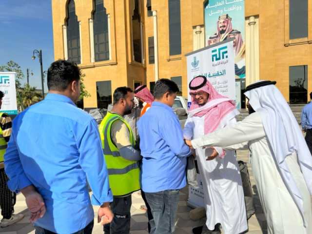 صور| بلدية غرب الدمام توزع 300 حقيبة شتوية لرجال النظافة