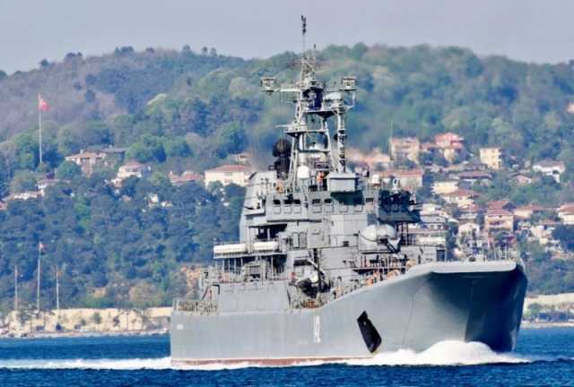 'محملة بالذخيرة'.. أوكرانيا تقصف سفينة روسية في ميناء القرم