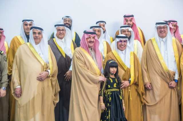 قبلة على الجبين.. الأمير سعود بن نايف يكرم الطفلة سارة الحربي في تدشين 'سرب'