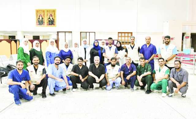فريق طبي يشارك في نقل الجرحى الفلسطينيين للعلاج