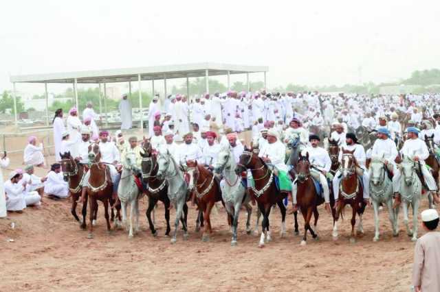 في العيد .. العمانيون يبرزون مظاهر الفرح والتمسك بالقيم والعادات السمحة