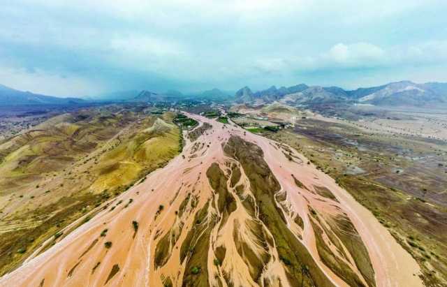 المطير يواصل تأثيراته بأمطار غزيرة وأودية جارفة على معظم المحافظات