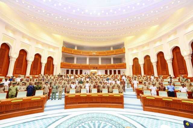 منتسبو الدورة (37) بكلية القيادة والأركان يتعرفون على اختصاصات مجلس عمان