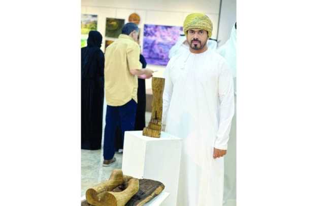 منحوتتان عمانيتان في معرض «قطعة من الفن» بالكويت