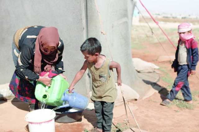 تقرير: نازحون في شمال غرب سوريا يشكون نقص المياه مع وقف برامج التمويل