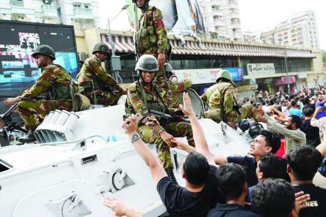 الشيخة حسينة تفرّ من بنجلاديش.. والجيش يعتزم تشكيل حكومة انتقالية