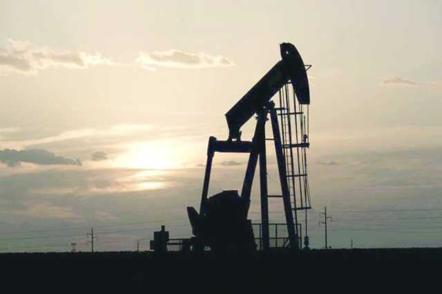 النفط يتراجع وسط مخاوف بشأن الطلب