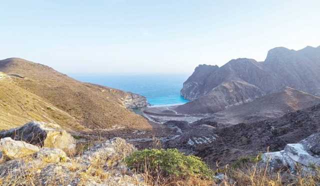 شاطئ وادي عفول المخفي بين الجبال والثغر الباسم المطل على بحر العرب