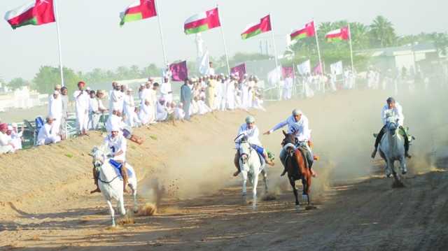 250 فارسا يستعرضون مهاراتهم في ختام مهرجان بدية للفروسية