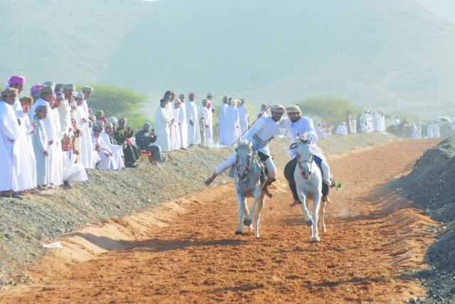 200 مشارك في ركض عرضة الخيل والهجن بالمضيبي