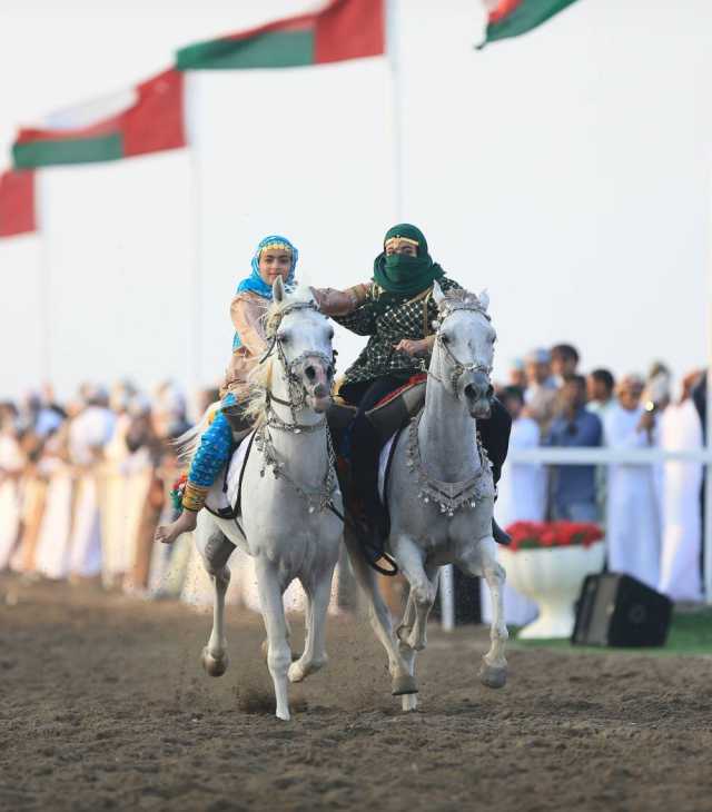 120 فارسًا يستعرضون مهاراتهم في مهرجان الخيل التقليدي بصحم