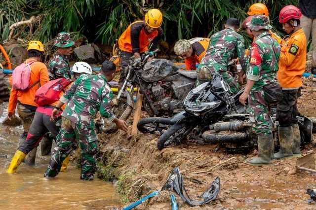 عدد ضحايا الفيضانات في إندونيسيا يرتفع إلى 21 شخصًا