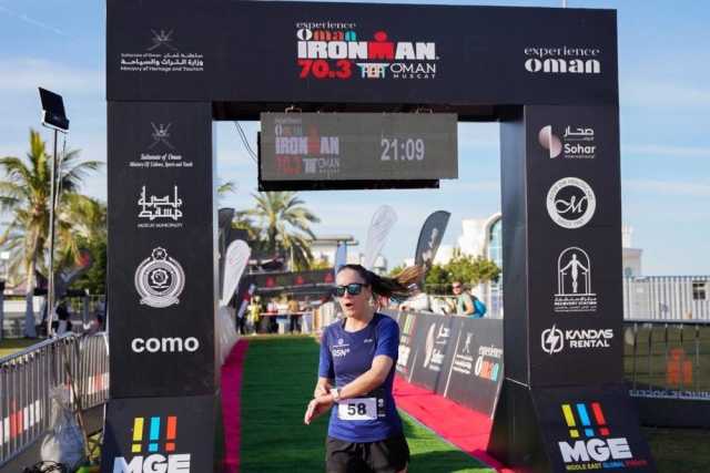 منافسة قوية في سباق النساء ضمن اكتشف عُمان 70.3 الرجل الحديدي بشاطئ القرم