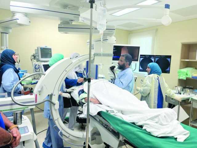 فريق طبي يجري عملية منظار المجاري الصفراء لأول مرة بمستشفى صحار