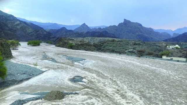 هطول أمطار متفرقة في بعض مناطق جبال الحجر