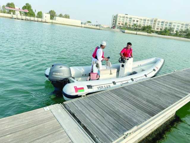 عمان للإبحار تنقذ مواطنين أوشك قاربهما على الغرق