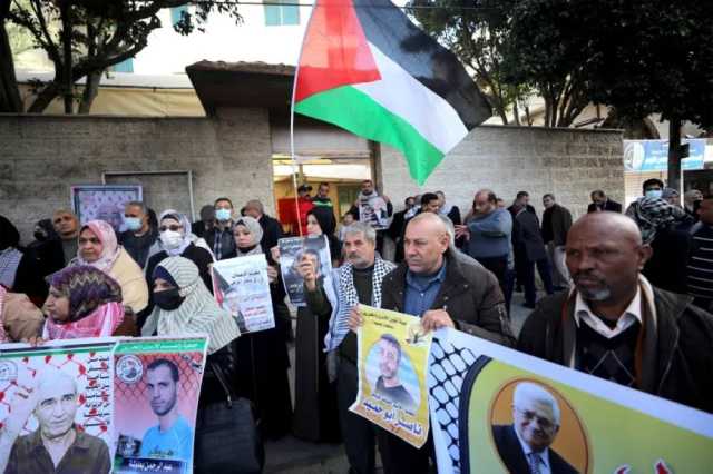 الأسرى الفلسطينيون في سجون الإحتلال الإسرائيلي يقررون الإضراب عن الطعام