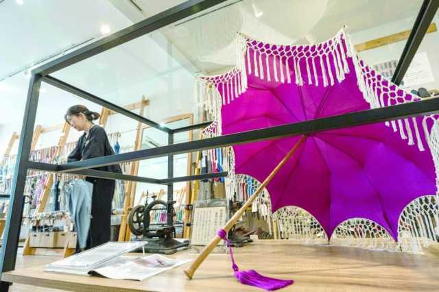 الاحترار المناخي يزيد مبيعات المظلات اليدوية في طوكيو